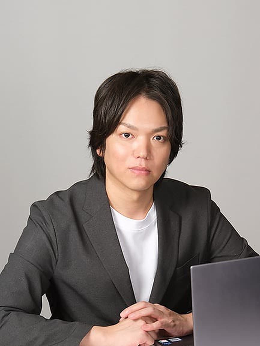 野口渓太。ノートPCを前に机に向かっている写真
